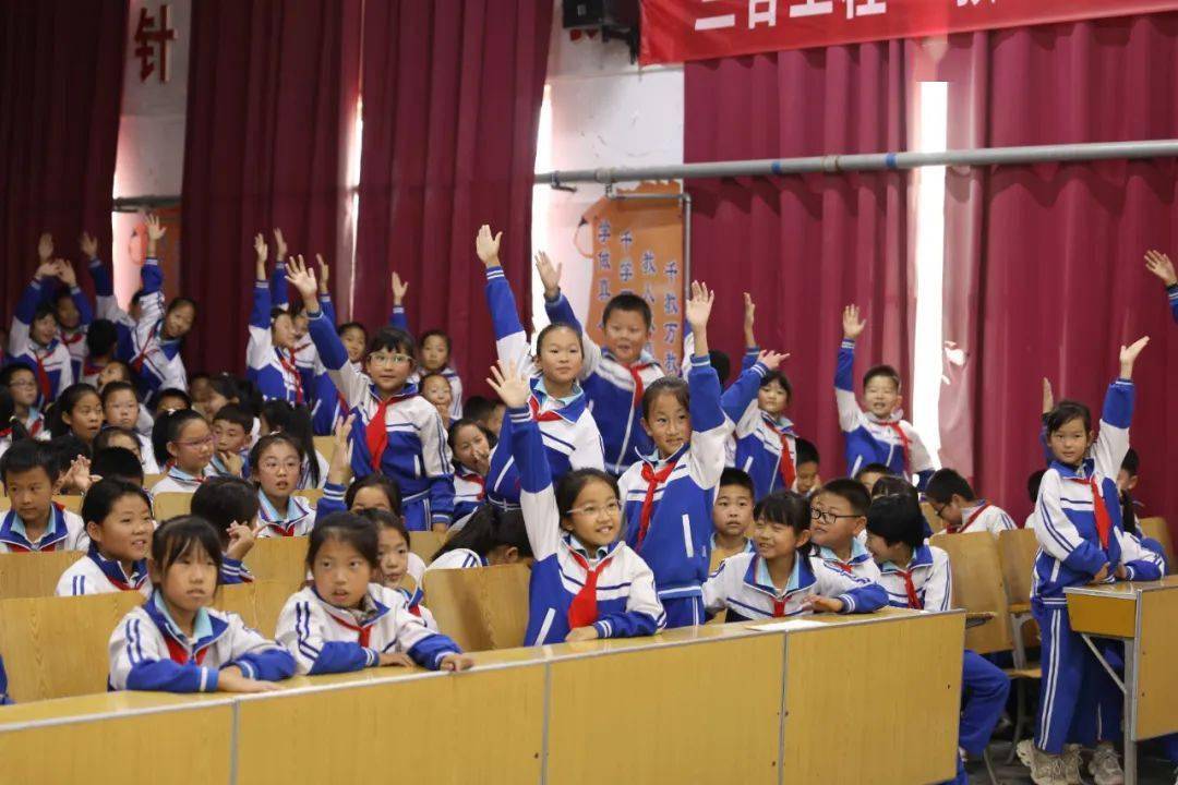 早上9:30,在姜山镇泰光小学刚刚建成的多功能厅里,260名少先队员们