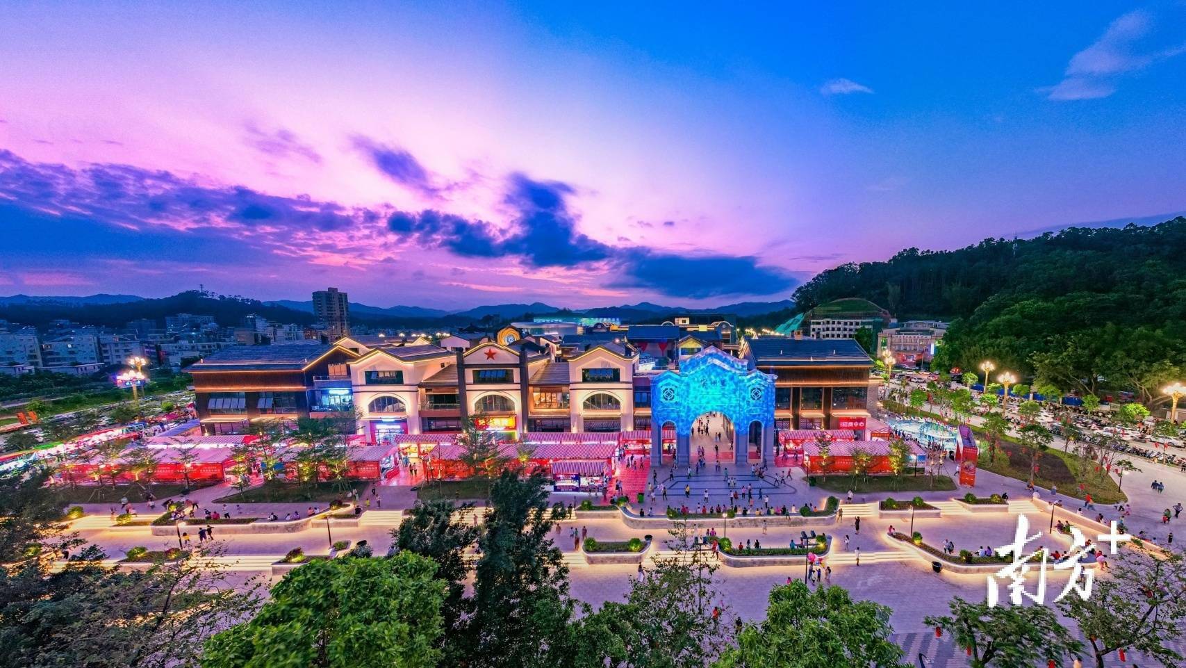 信宜编制并落实粤西首个县域城市设计,建设"玉都新区"北部山水居,中部