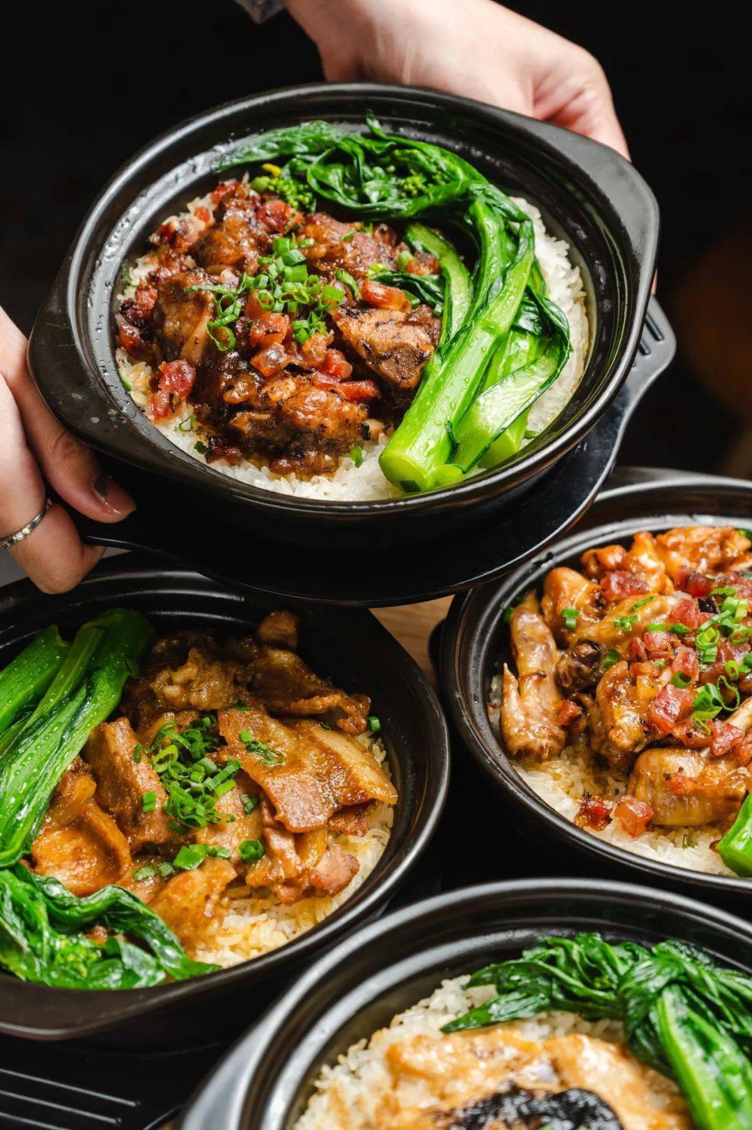 饭仔煲骨排豉豆粒肠腊菇冬●冬菇腊肠粒滑鸡煲仔饭冬菇腊肠粒豆豉排骨