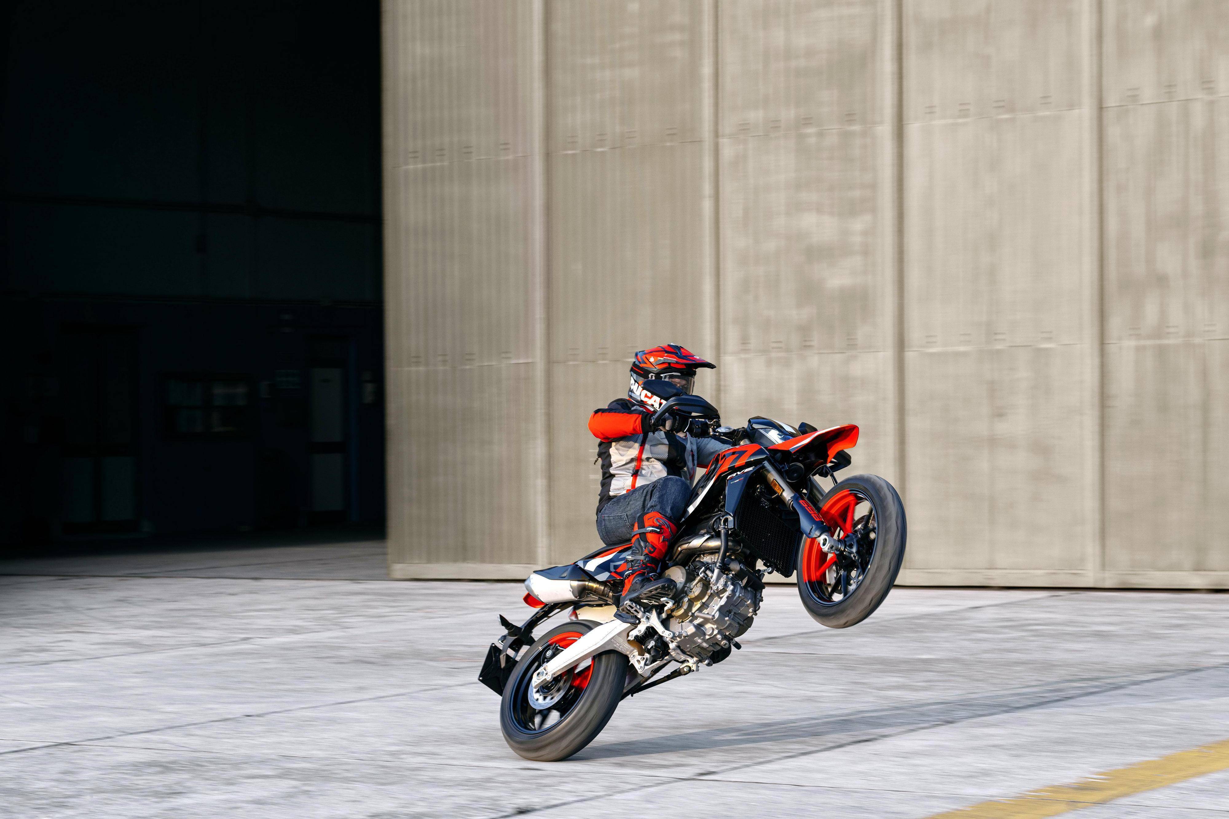 户外特写:杜卡迪 hypermotard 698 mono_搜狐汽车_搜狐网