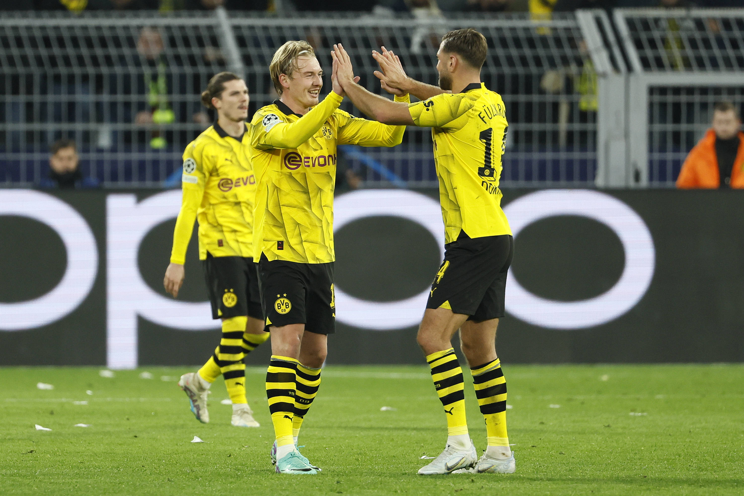 11月7日,多特蒙德队球员布兰特(前左)进球后与队友庆祝.