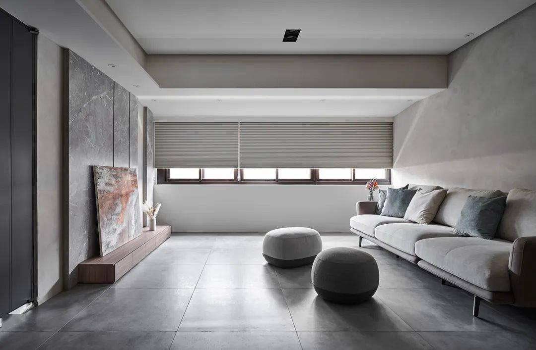 拥有自然手工纹理,空间揉合大气轻盈空间质感墙面是浅灰色涂料地面