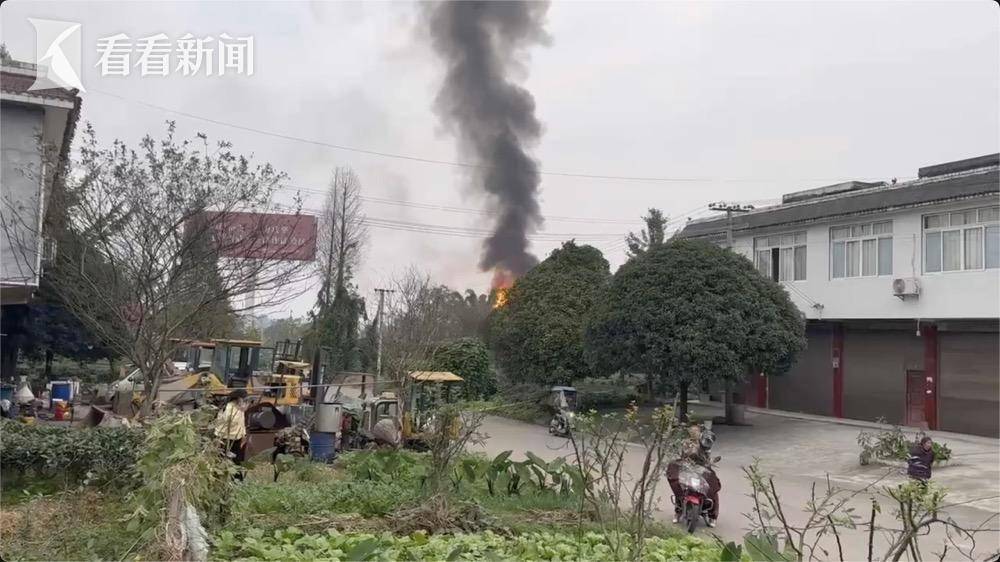 四川省雅安一油罐车爆炸燃烧 已致2死2伤_事故_救援_应急