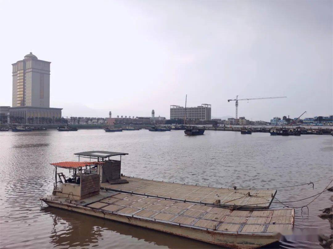 广海镇副镇长敖景捷:广海渔港原来一二期所做的港池面积只有105亩,港