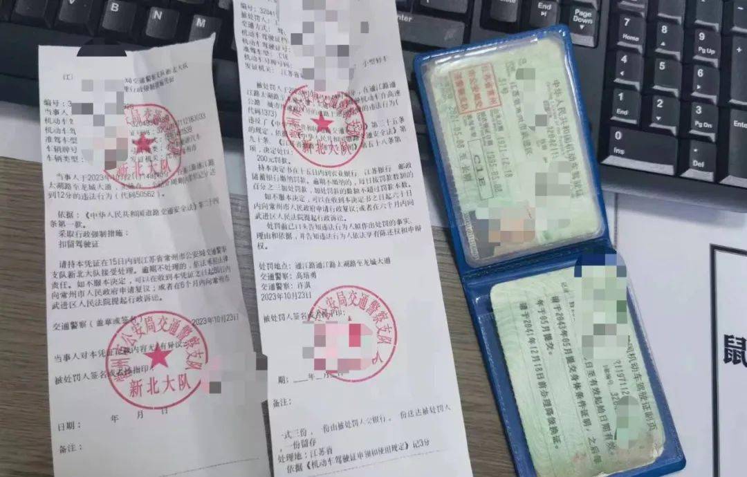 有网友举报称:苏dd***5小型轿车在通江路龙锦路路口逆行.