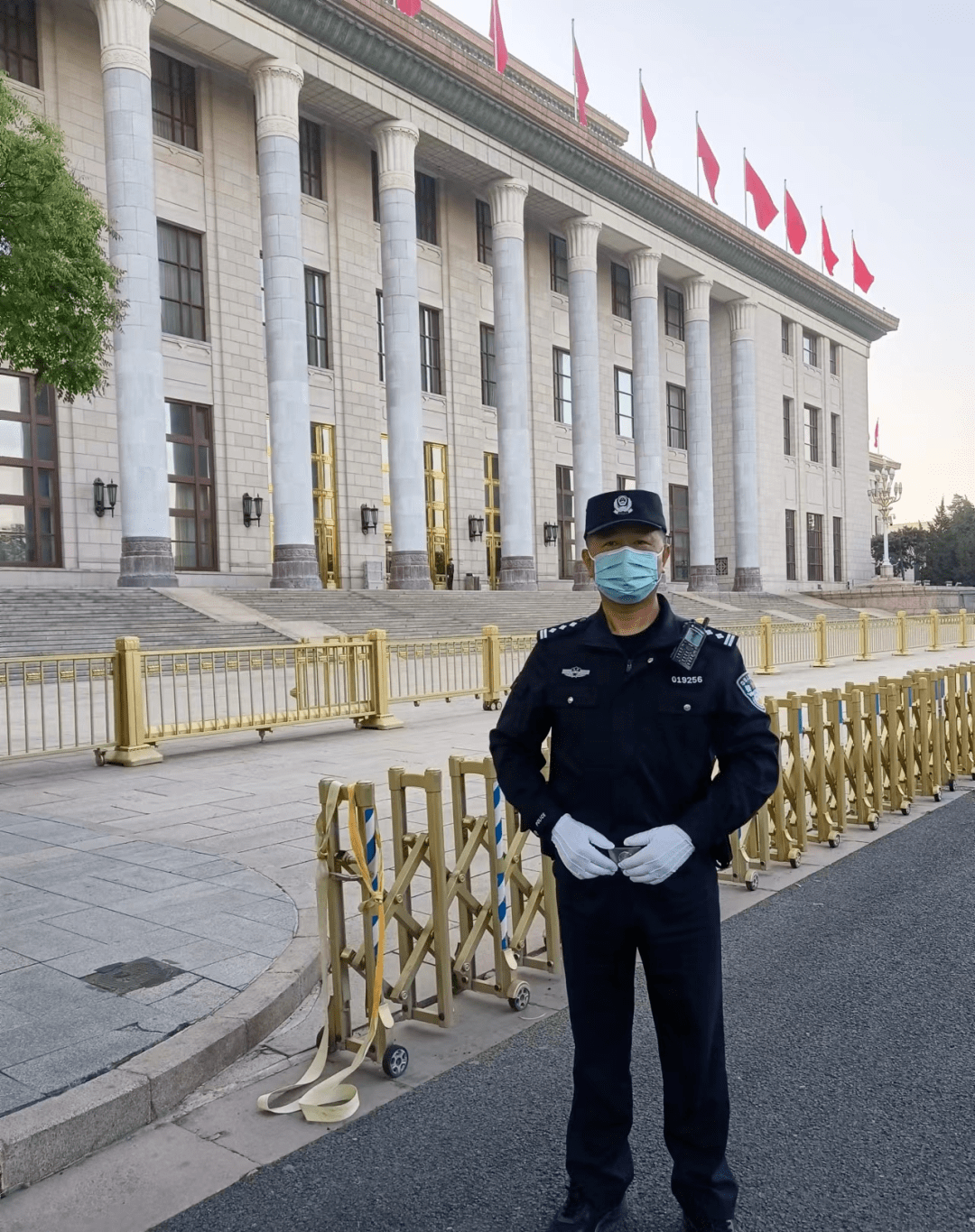 我与战友们值守为民服务车,在为游客服务的同时,我们推出了"祝福祖国"