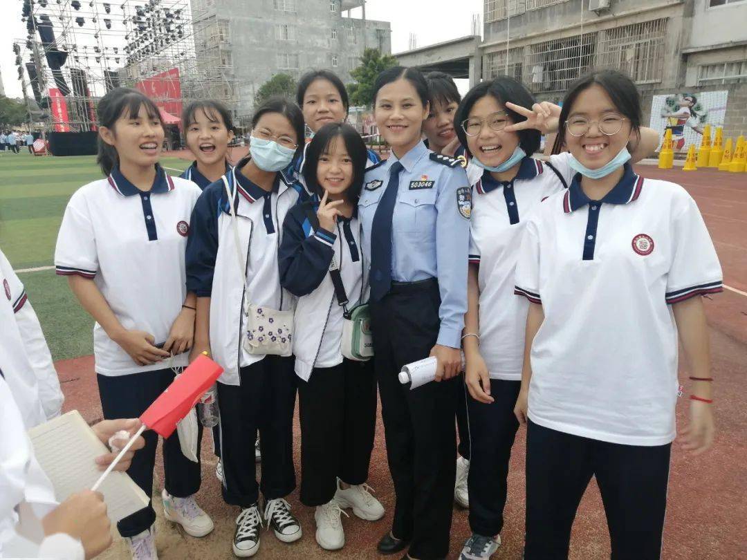 广西玉林容县公安局党委副书记,政委黄墁:光荣是要成为光,去照亮需要