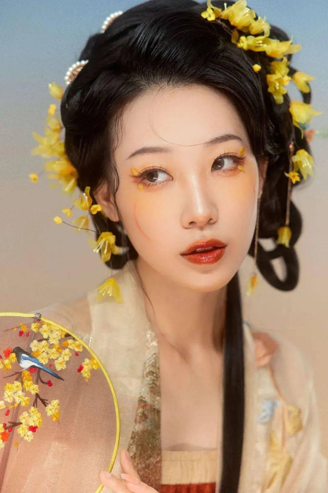 95后女孩"赛博机械汉服"造型获赞4000万,网友:国风也可以硬核!