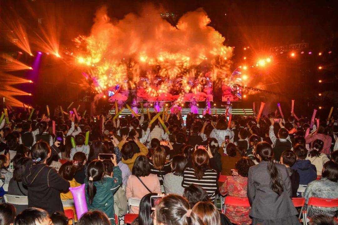 昨夜,南京这所学校最"亮"!_新城小学_建邺区_校区