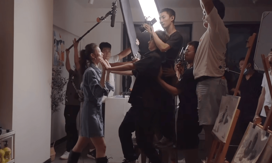 和6个美女谈恋爱有多爽?42元的《我被美女包围了!