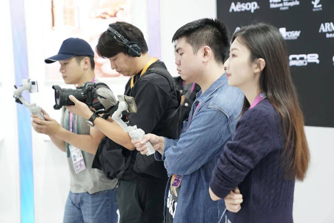 旅游,新闻资讯等便民服务类信息,通过扫描二维码就可以浏览展区速览