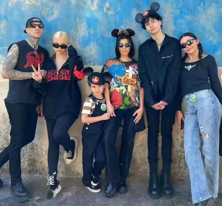 6744岁考特尼61卡戴珊生四胎,出院后称孩子险些丧命_her_blink