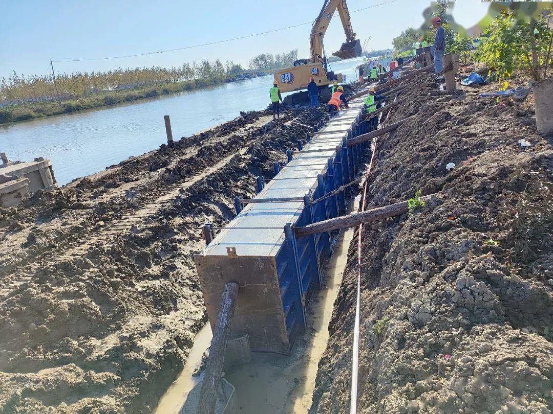 宿连航道二期连云港段a型护岸帽梁首件浇筑完成_施工人员_混凝土_结构