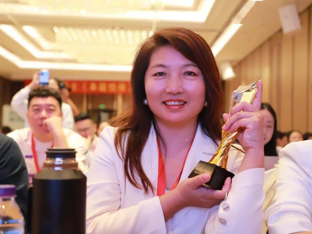 冯绍茹,阎渝锦,刘悦雯,周虹五位老师颁发体系督