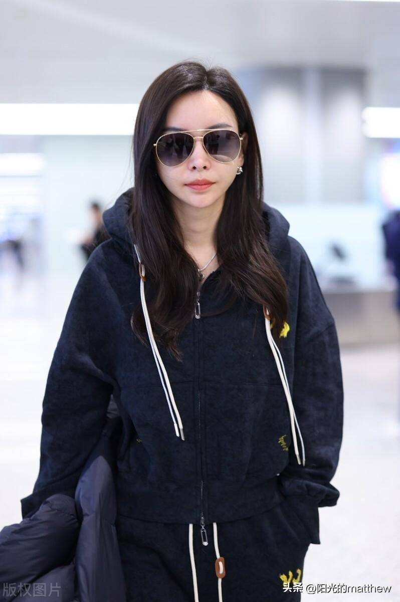 2023年11月10日,上海,于文文机场街拍.黑色卫衣套装休闲酷感.