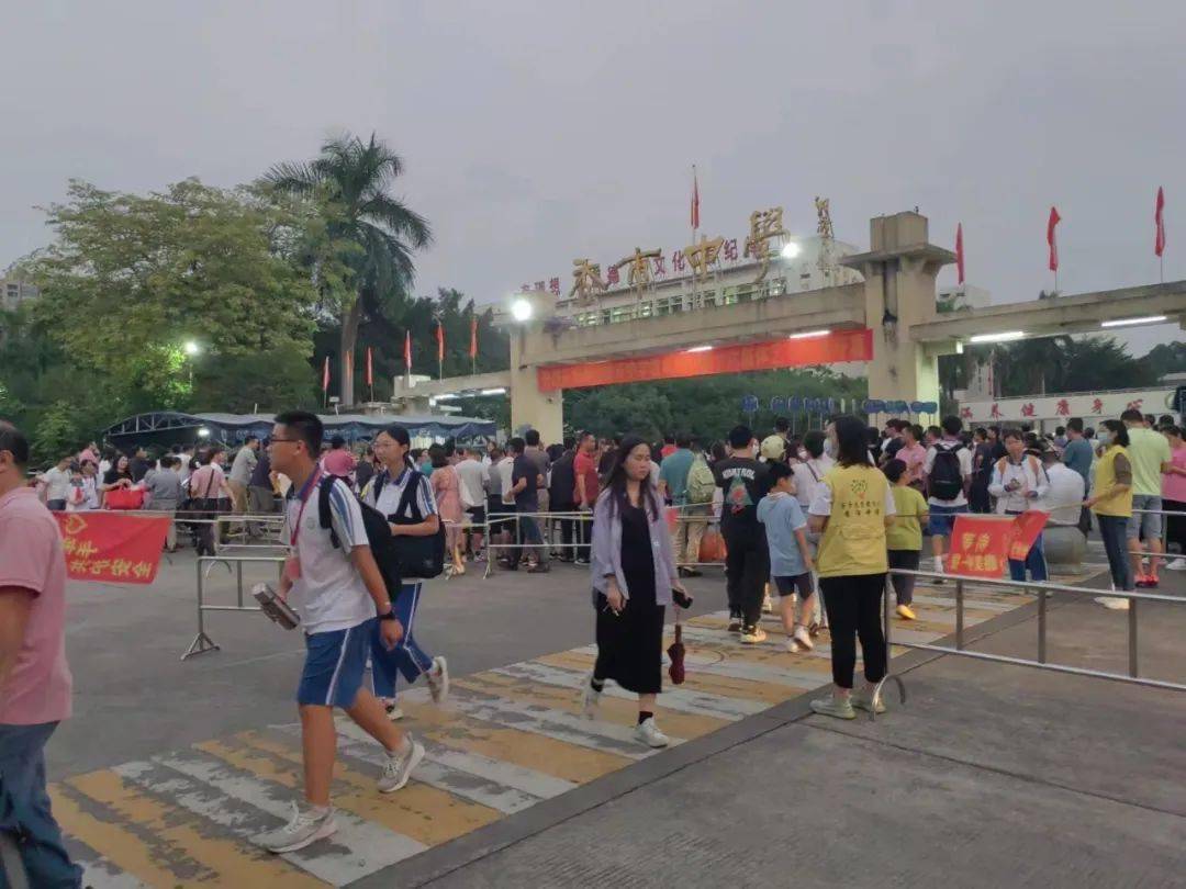 守好护学岗,撑起安全伞——香市中学家长志愿服务队开展爱心护学岗
