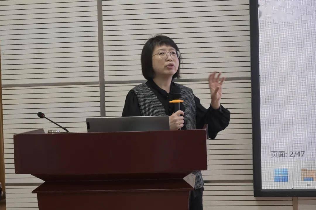 郑桂华教授对老师们的问题进行耐心详细的解答.