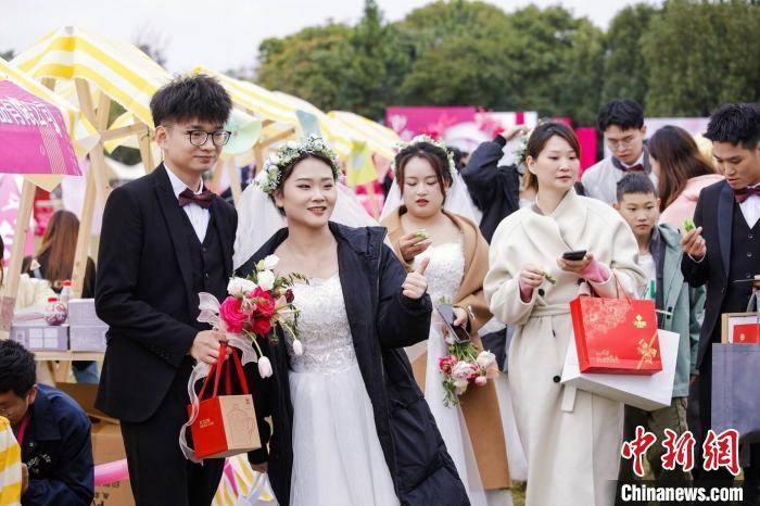 "简婚而不减爱 " 杭州花海见证"90后"集体婚礼_余杭区_一生_新人