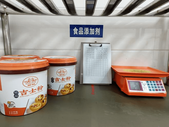 库房食品食品整齐摆放,先进先出,食品添加剂专柜存放,专册登记,专用