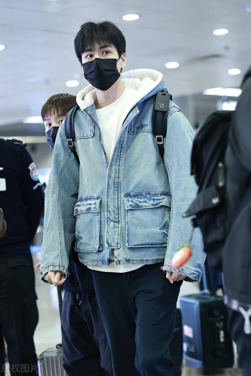胡一天北京到达,身着牛仔夹克帅气随性_机场