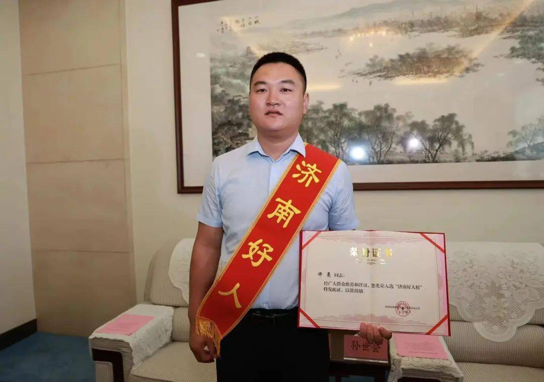 火场徒手爬楼救人的许亮当选"中国好人"