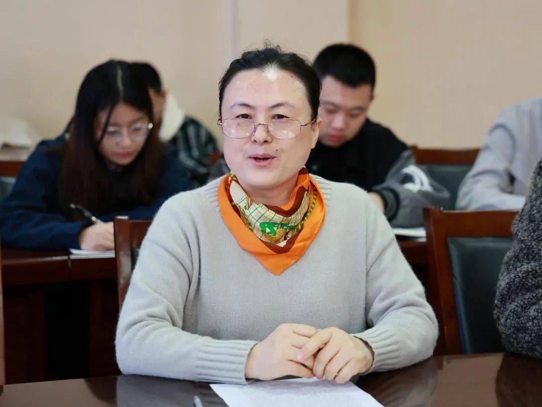 名优教师代表吴小梅老师,潘新峰老师介绍了自己的展示课设计理念,课前