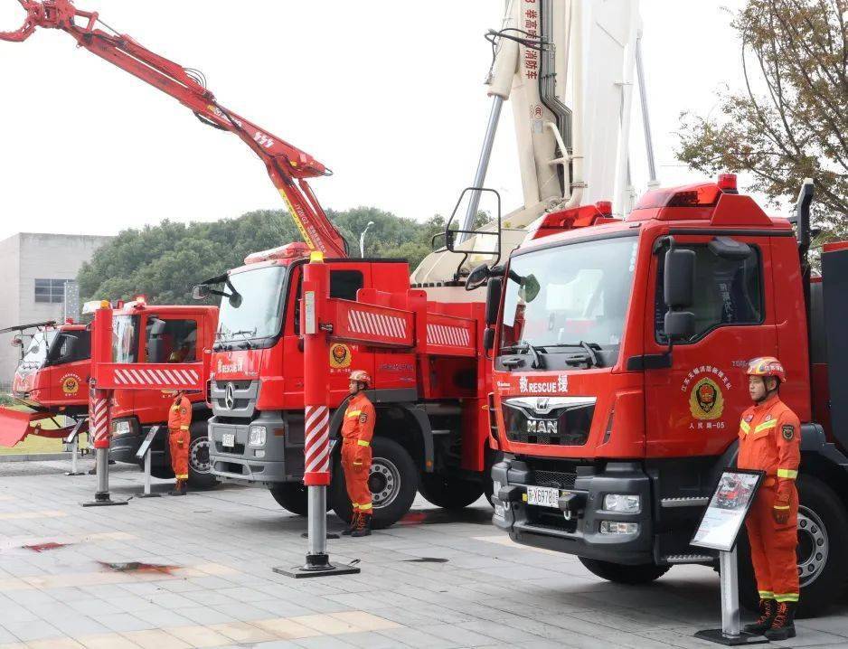 活動現場對各類消防車輛裝備器材進行了詳細介紹和演示,精彩的演示