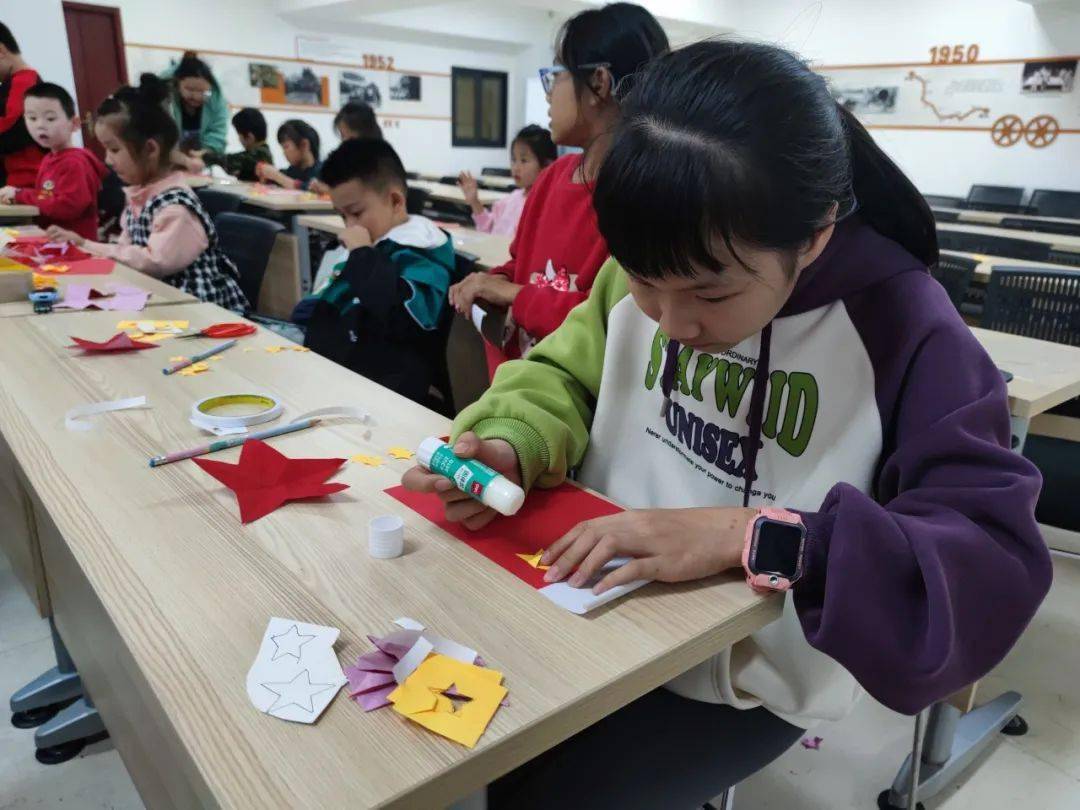 一步步完成"折纸—剪纸—粘贴"的操作,看着自己亲手制作的五星红旗