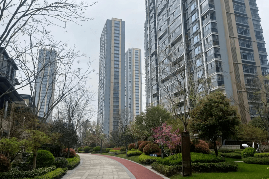 近日,杭州2023年"美好家园"住宅示范小区名单公布,余杭7个小区入选.