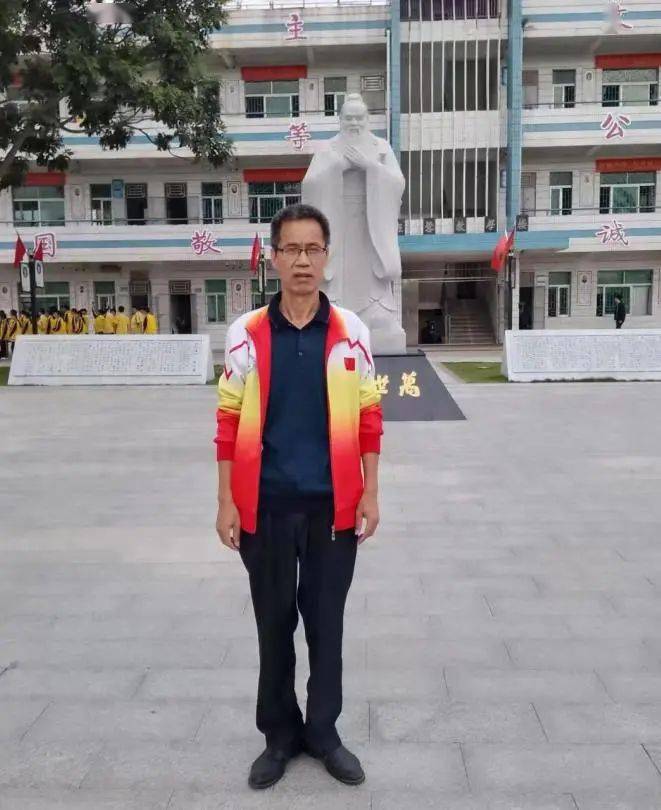 钟文发,初中历史一级教师,1996年7月起,在惠州市惠城区水口中学任教.
