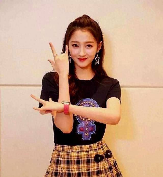 鹿晗关晓彤官宣喜讯,女方生日当天去领证,关爸爸晒出两人婚纱照_爱情