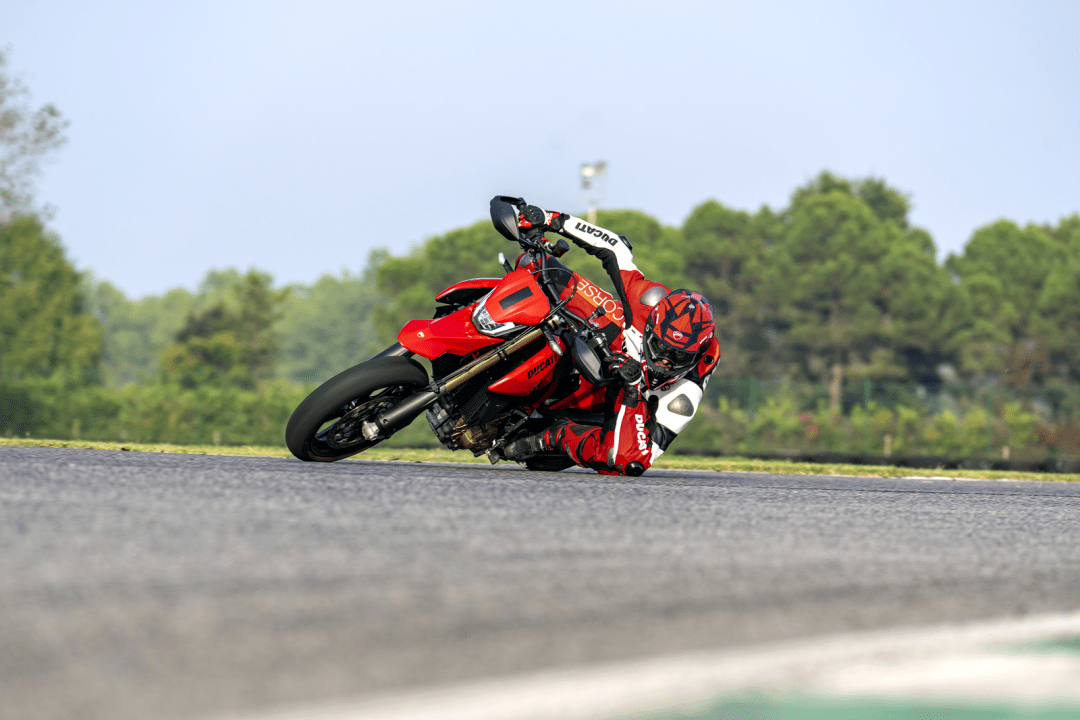 赛道特写:杜卡迪 hypermotard 698 mono_搜狐汽车_搜狐网