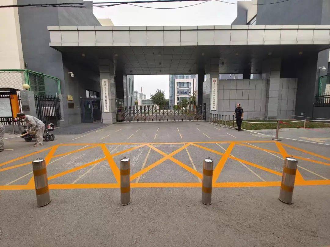 个别学校门口路段的斑马线逐渐模糊,校园周边道路的标识牌和减速带等