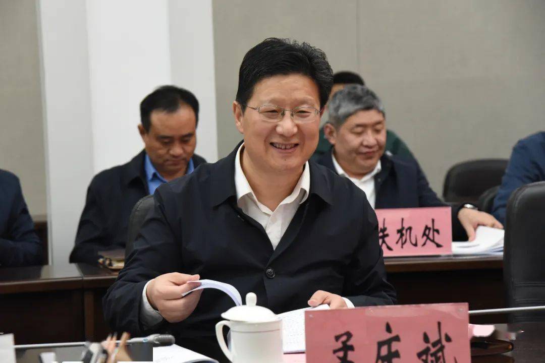 孟庆斌向调研组介绍了山东交通运输发展情况,重点介绍了交通强国建设