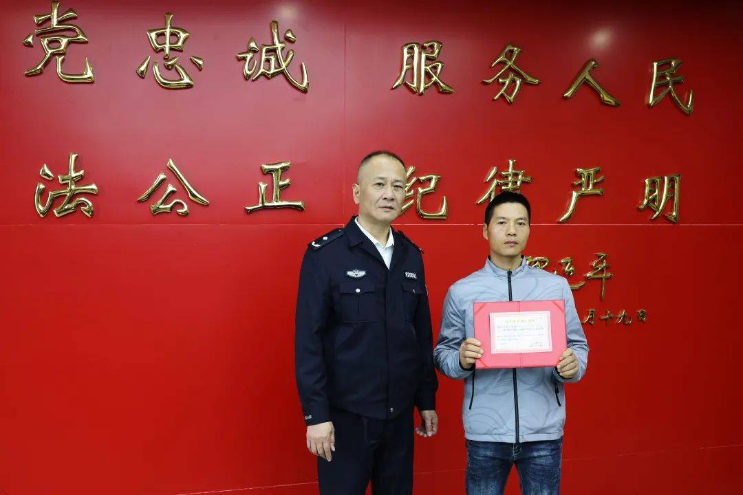 公安局局长,见义勇为人员奖励和保护工作委员会主任蔡立新为救助幼童