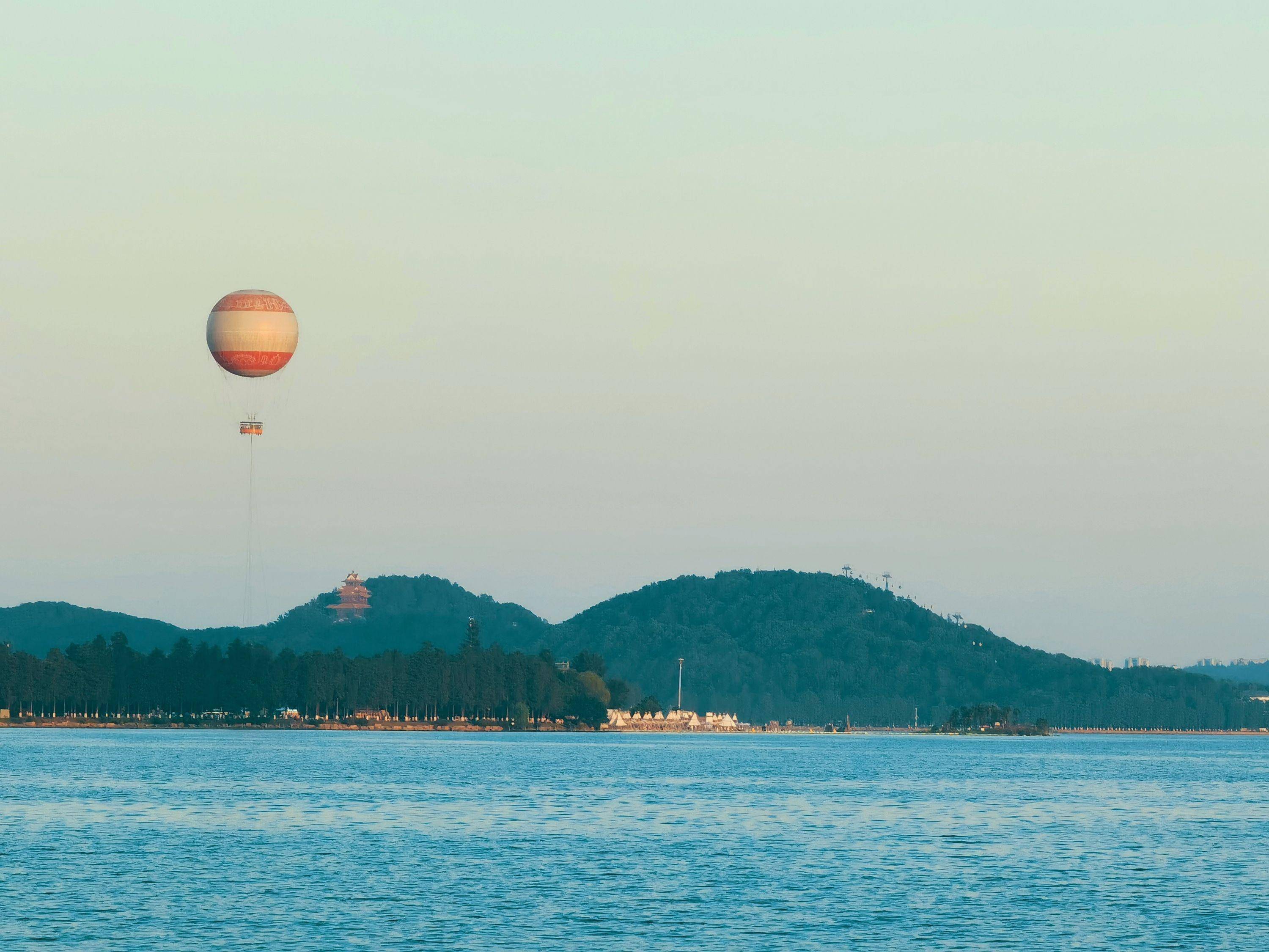 苏雪:当您置身东湖的那一刻 您一定能感受到山水的灵气,自然的脉动