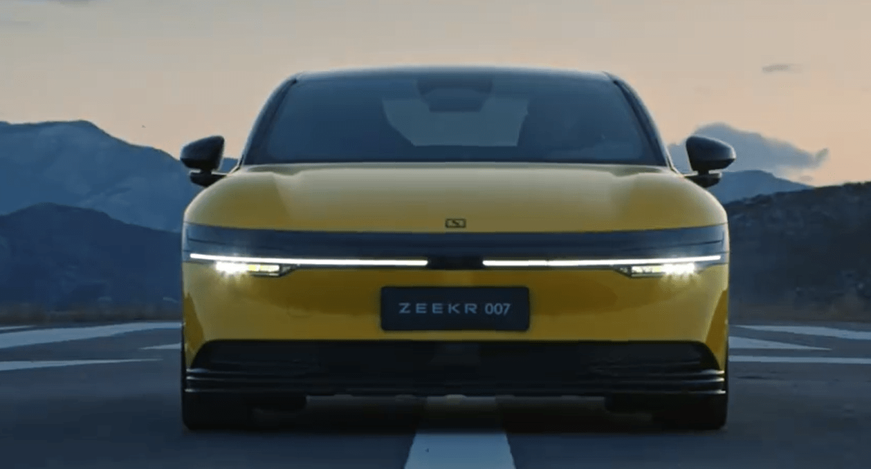 极氪 007 性能版亮相：黄色车身和轮毂，零百加速不到 3 秒