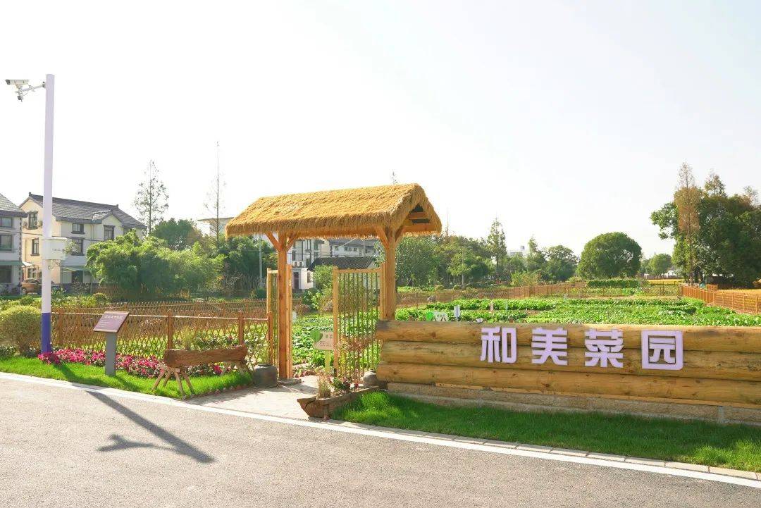 设置围栏,增设门头等形式,并利用红砖,茅草