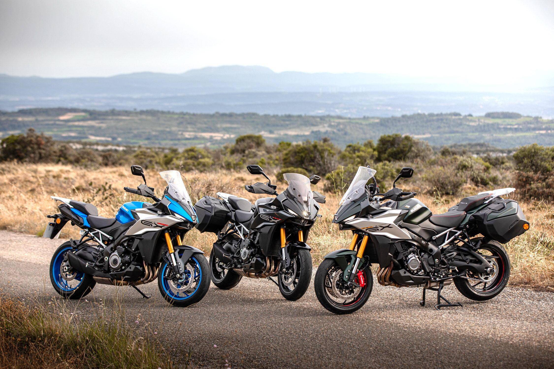 户外特写:suzuki 2024 gsx-s1000gx 运动旅行车