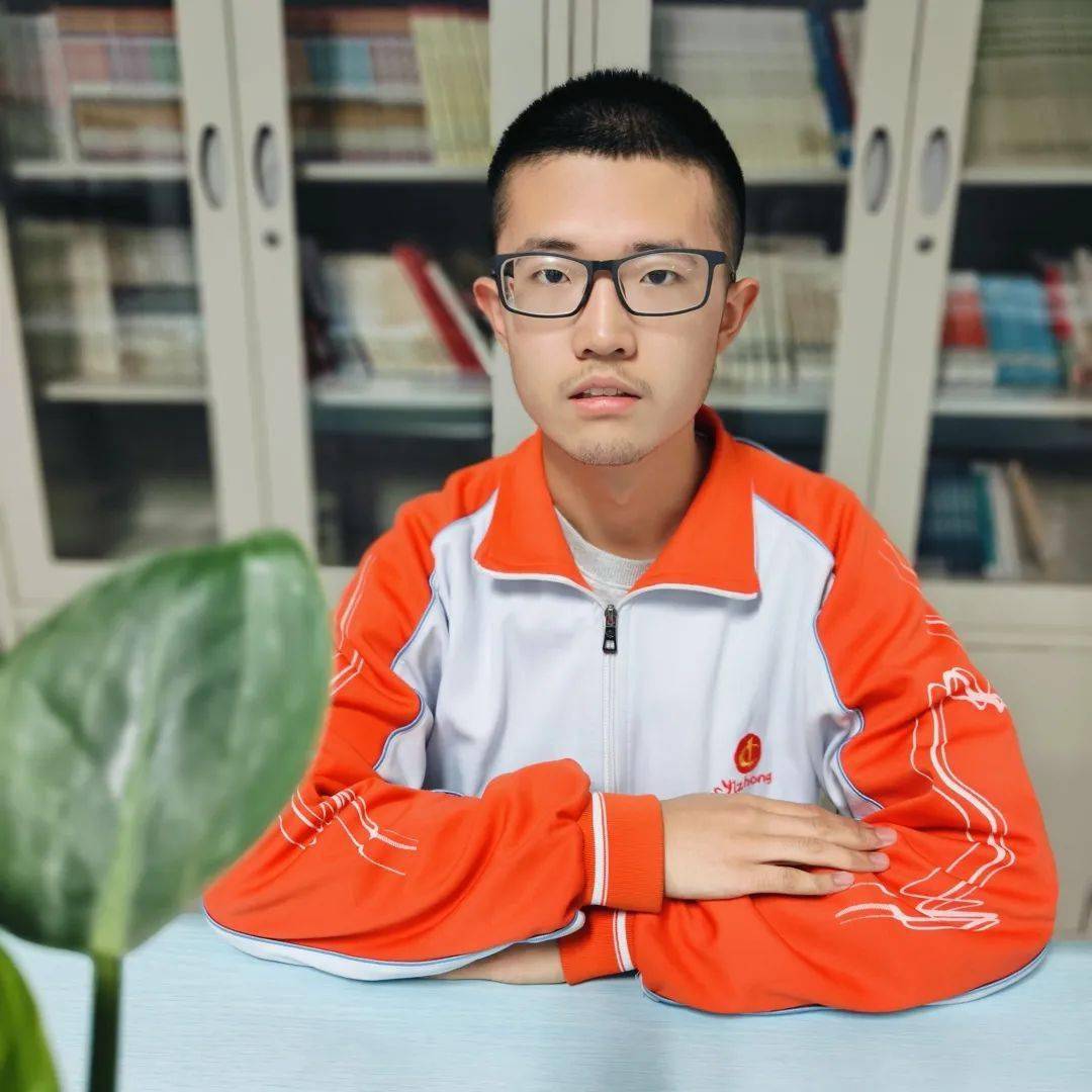 大学:清华大学初中毕业学校:沙城实验中学尖刀2班李博达champion格言