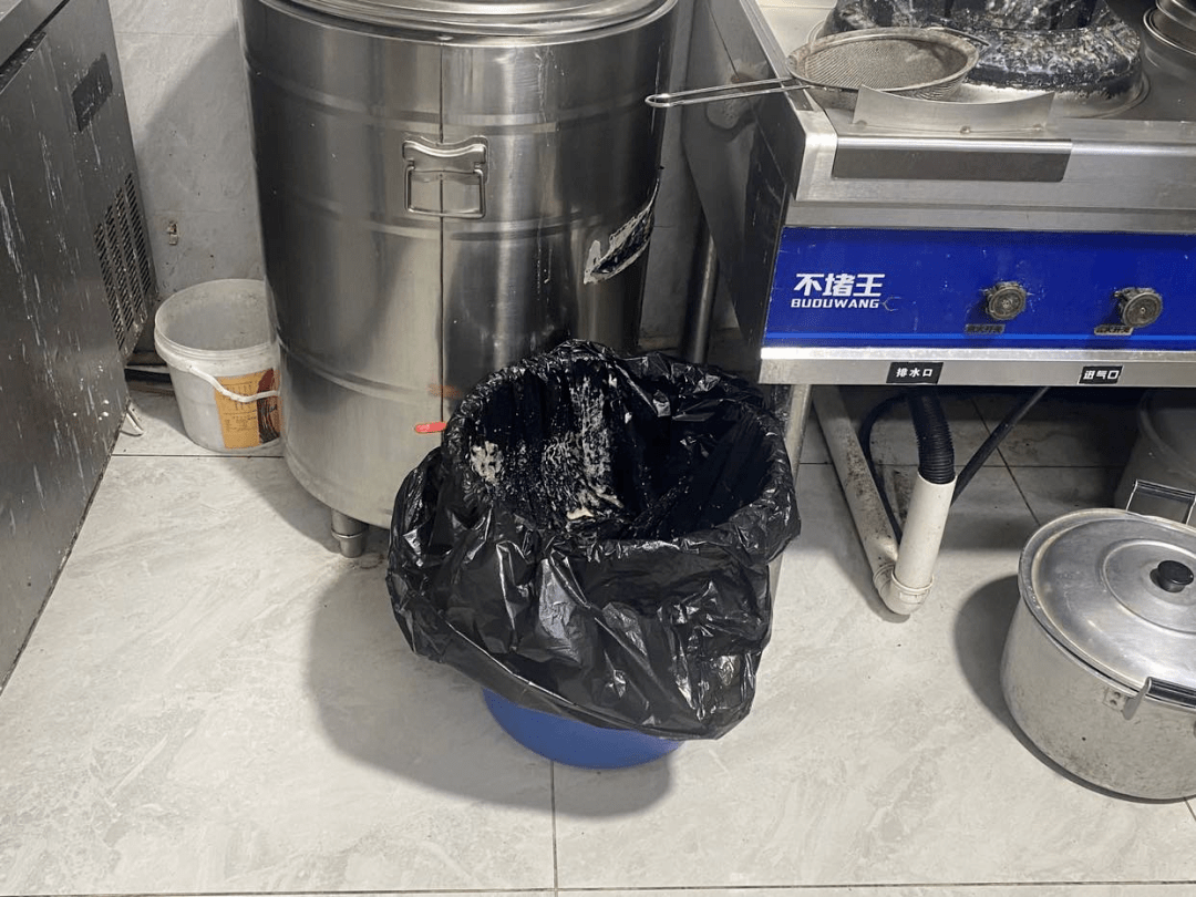 部分餐饮单位仍存在未设置加盖垃圾桶,后厨冰箱食材混放,储藏间杂物