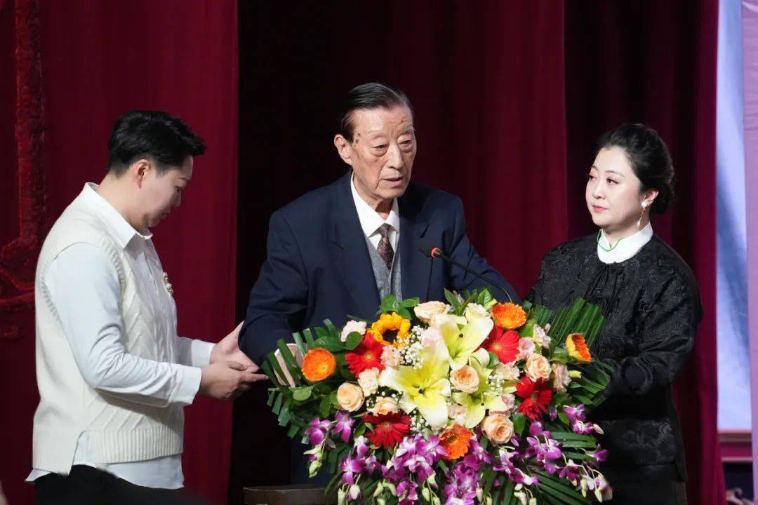 著名京胡演奏家王鹤文京剧艺术大师裘盛戎先生之女裘红剧院艺委会专家