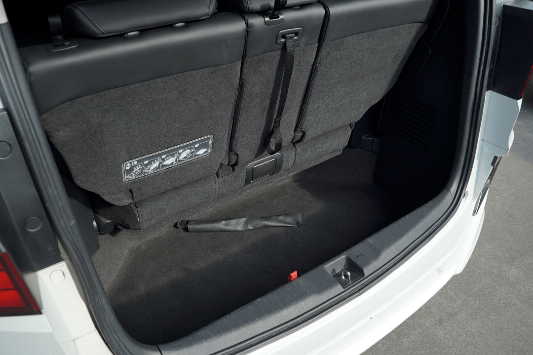 其他的基本都塞到了第三排后面的空间,艾力绅更大,应该