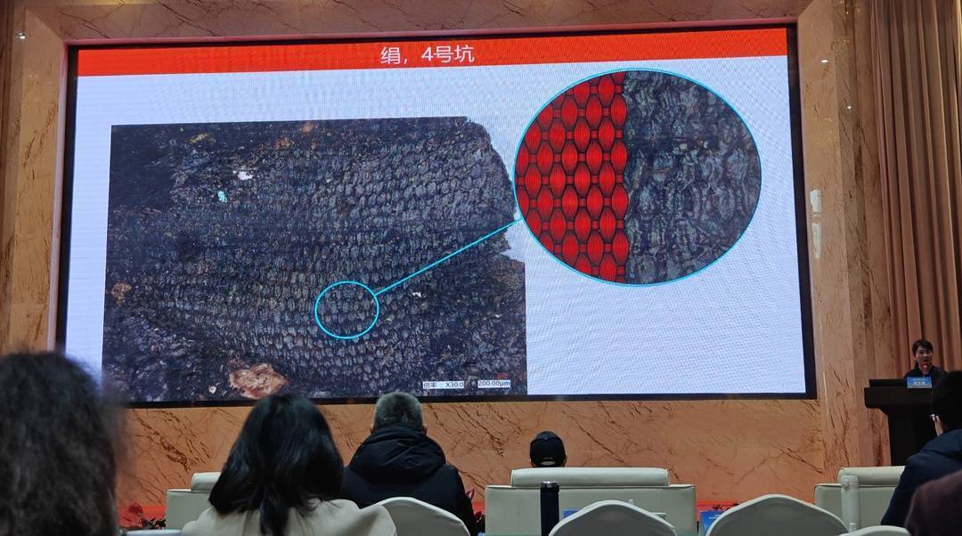 周旸介绍,在三星堆遗址出土的丝织品中,平纹织物是最为普遍的组织结构