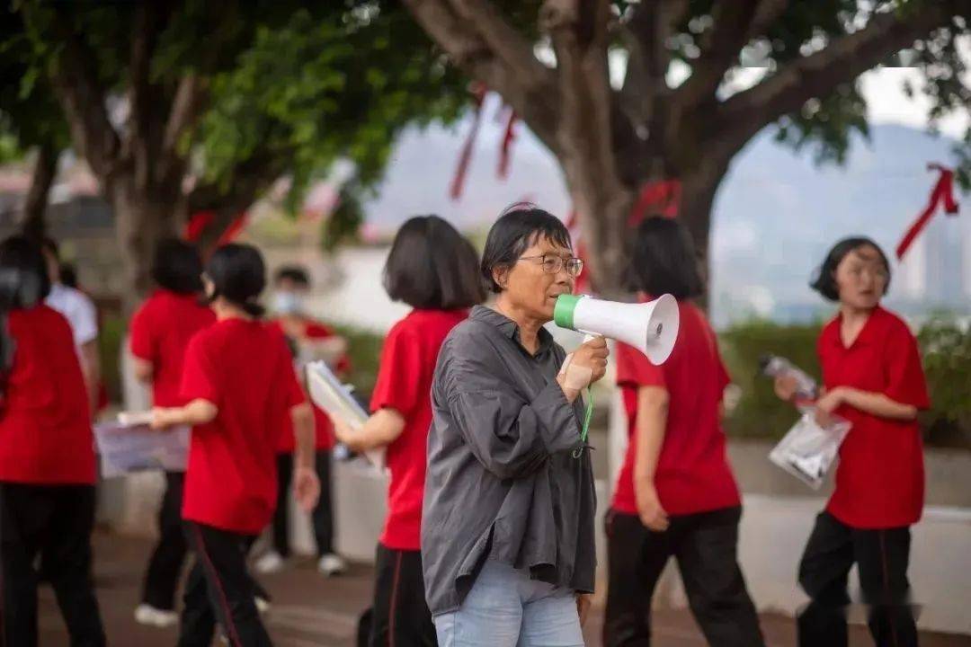 根据云南丽江华坪女子高级中学校长张桂梅真实事迹改编的电影《我本是