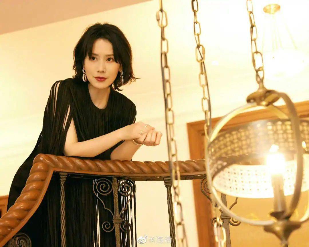 而海清的婚姻生活向来很低调,据说丈夫是高中同学,大学毕业后两人就