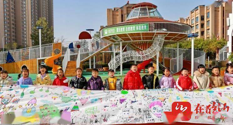 慧跑社区丨站在2023涂鸦2035 百米长卷涂满少儿成长