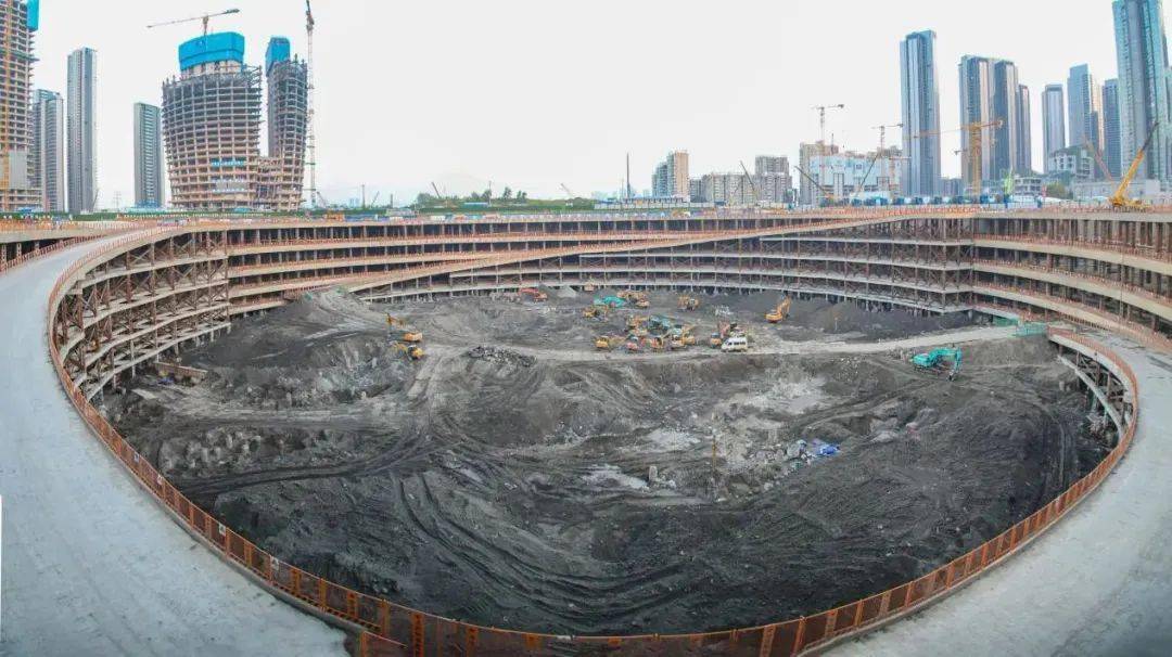 圆环支撑直径达到188米的武汉周大福金融中心深基坑项目现场进行参观