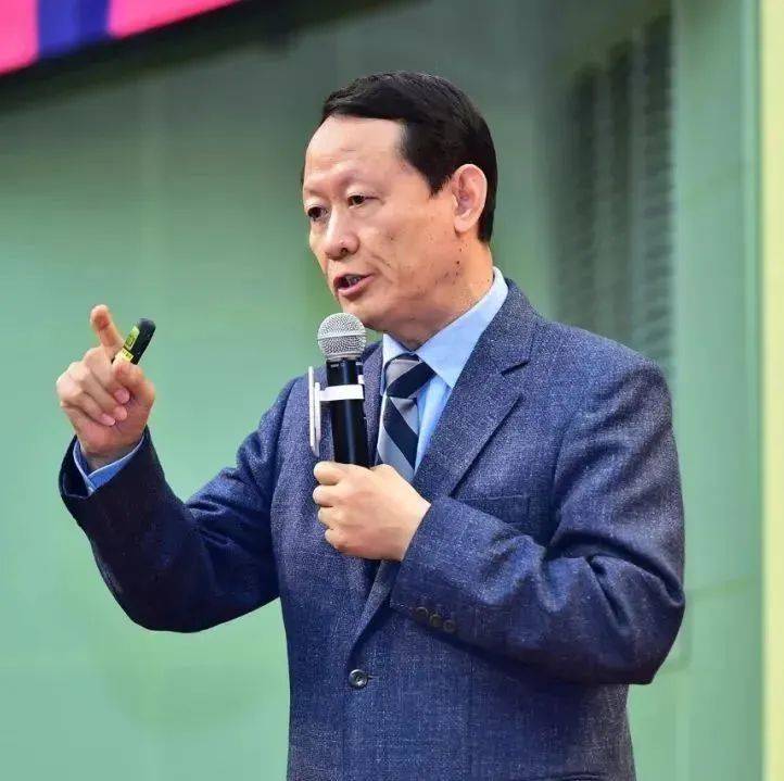 历任山东省高密四中校长,山东省潍坊市教育局局长,教育部基础教育质量