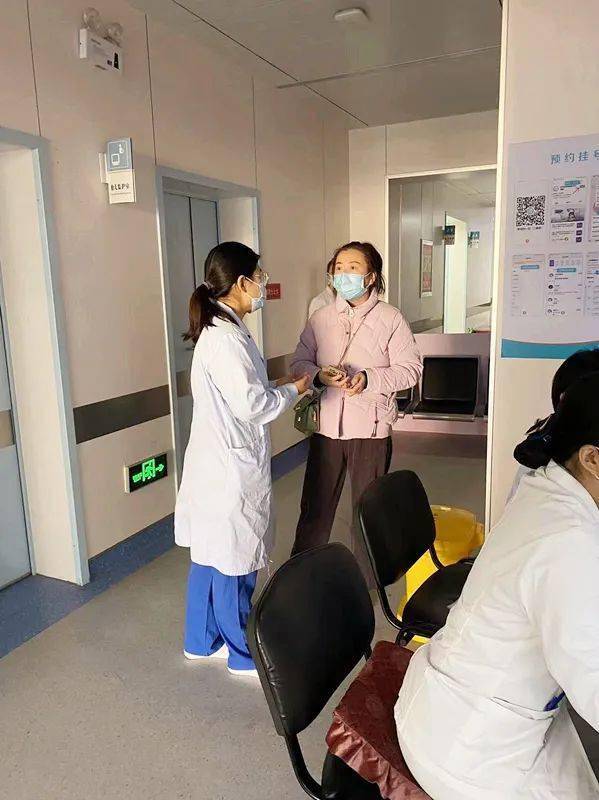 青岛西海岸新区中心医院产房杨群护士长和新生儿科王菲护士长带领团队